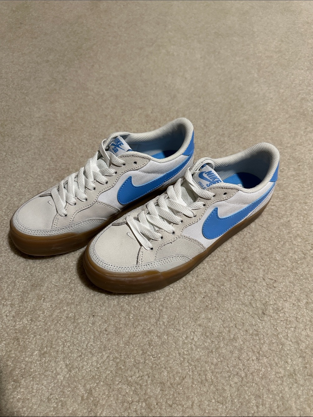 Nike White and Blue Sneakers with Gum Sole - Picture 2 of 8